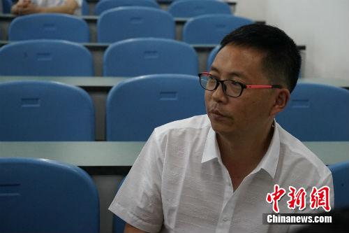 什邡市七一中學教師伍昌杰在接受記者采訪。中新網(wǎng)記者 宋宇晟 攝