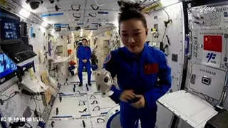 冰墩墩上太空了！王亞平和冰墩墩在中國(guó)空間站同框