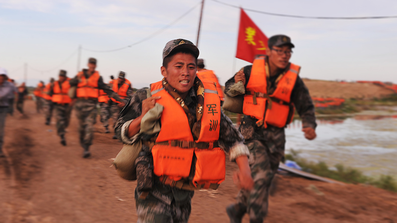 2013年8月，楊德龍沖鋒在抗洪大堤上。