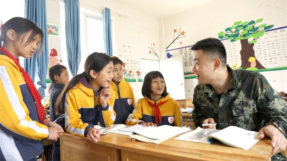 “90后”二十大代表?xiàng)顫砷骸氨缯f(shuō)黨史”永遠(yuǎn)在路上