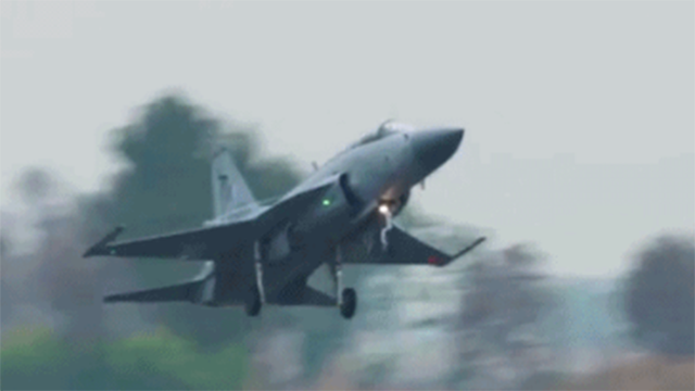 “王炸組合”來了！近距離看殲-10C和霹靂-15E