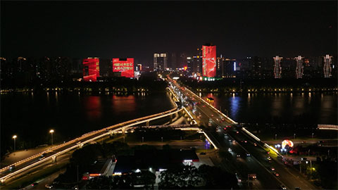 家鄉(xiāng)的燈火，為英雄而亮！