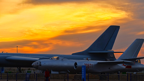 戰(zhàn)機(jī)邂逅晚霞，分享這份限定浪漫！