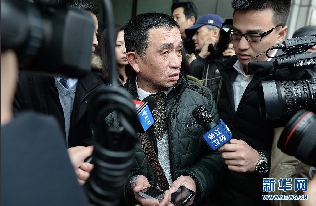 2月18日，受害人黃洋的父親（中）在宣判后走出法院。