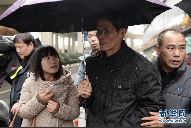 2月18日,被告人林森浩父親(右二)宣判后走出法院。 2月18日,被告人林森浩父親(右二)宣判后走出法院。