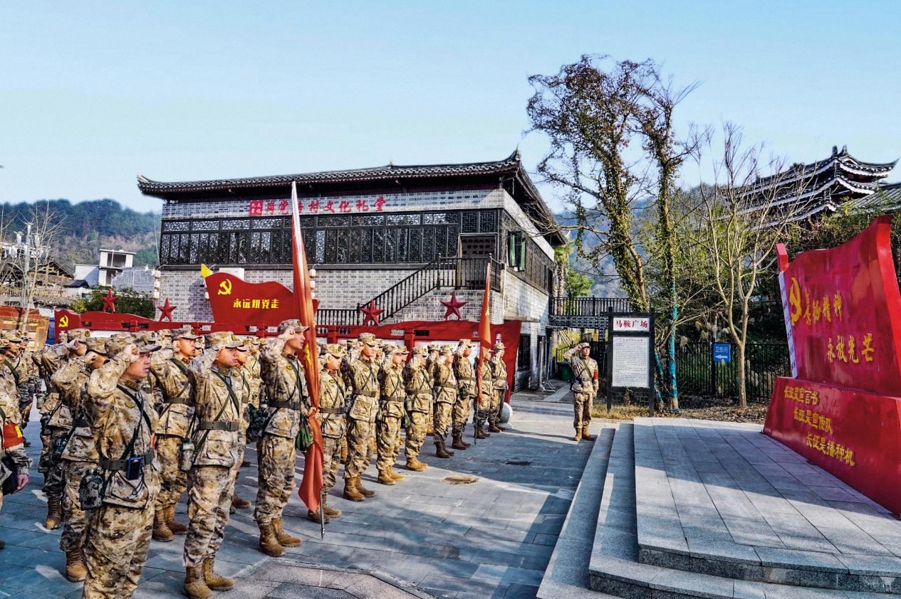 貴州省臺江縣人武部組織官兵、文職人員和民兵到轄區(qū)紅色場館開展重溫入黨誓詞活動。田茹瑛 攝