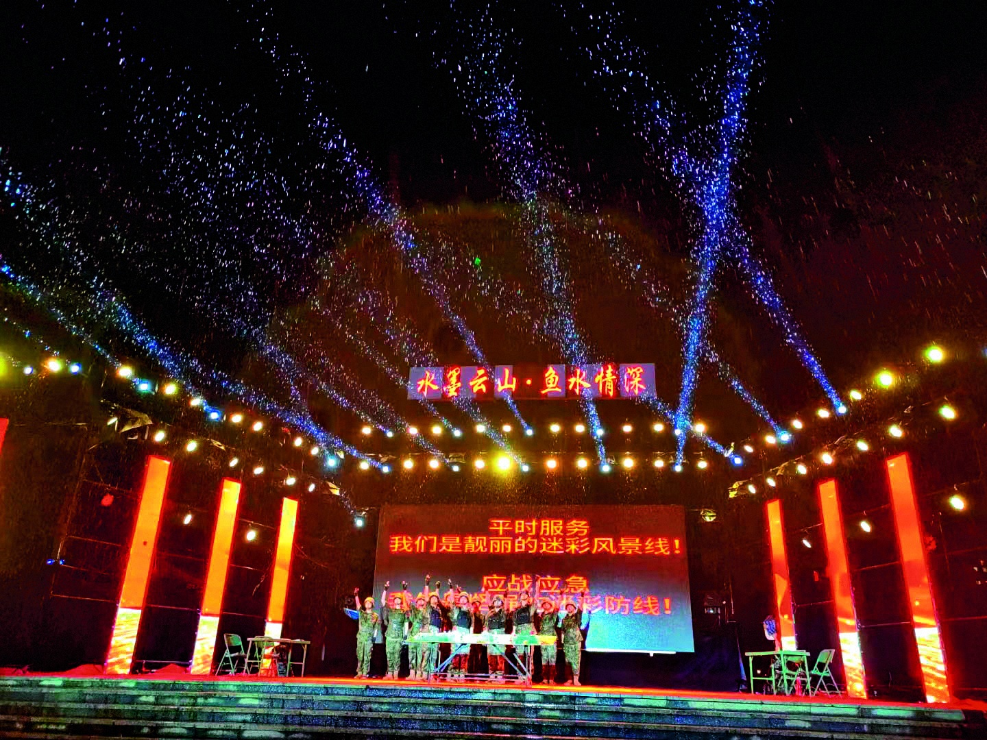 貴州省施秉縣人武部組織文職人員、基干民兵進行雙擁匯演。邰露露 攝